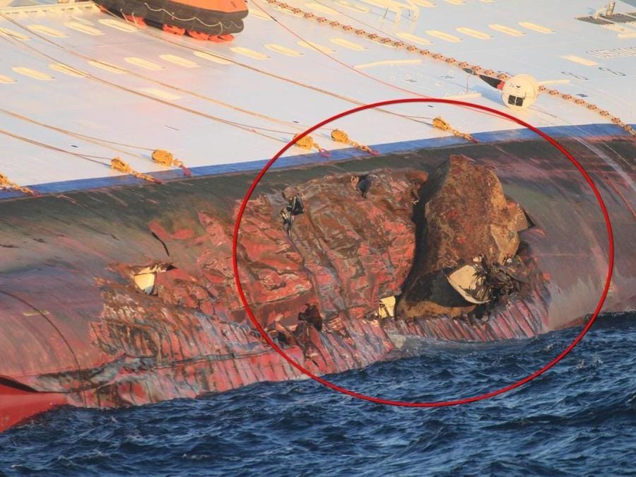 Parte dello scoglio incastrato nella fiancata della nave Costa Concordia davanti all'Isola del Giglio. (Ansa / Enzo Russo)