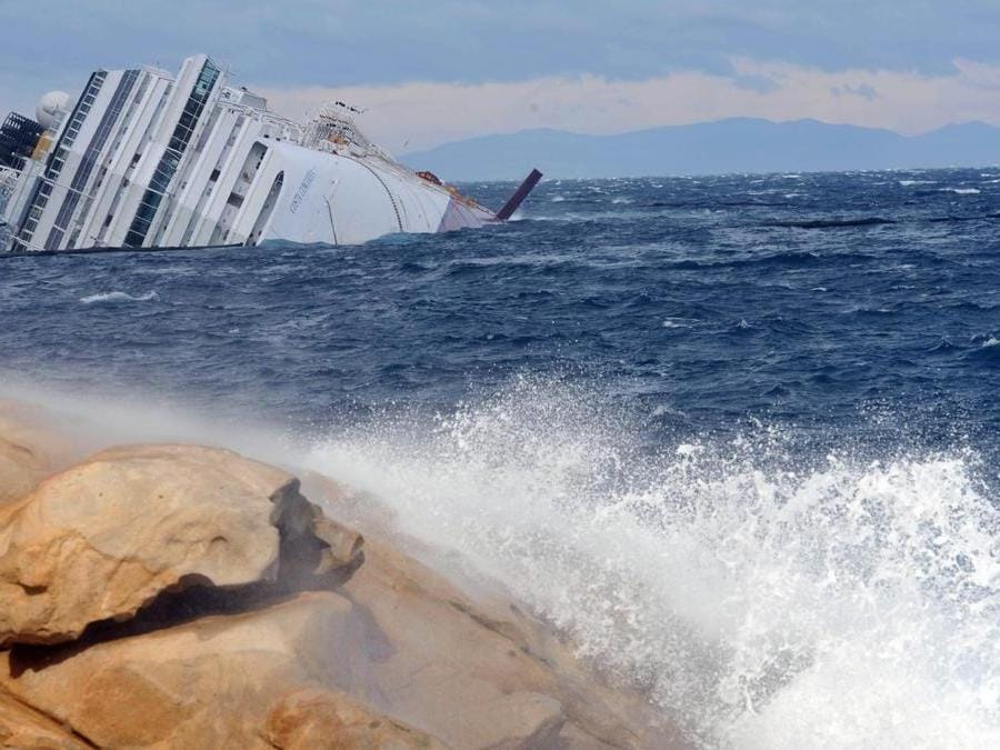 Mare mosso e forte vento Grecale rendono impossibile le operazioni sulla Costa Concordia. (Ansa/Luca Zennaro)