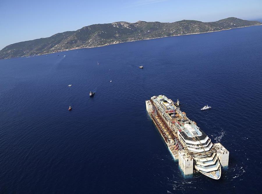 La Costa Concordia lascia l'isola del Giglio, 23 luglio 2014, per il porto di Genova, dove sarà smantellata. (Ansa/Protezione Civile/Presidenza del consiglio dei Ministri)