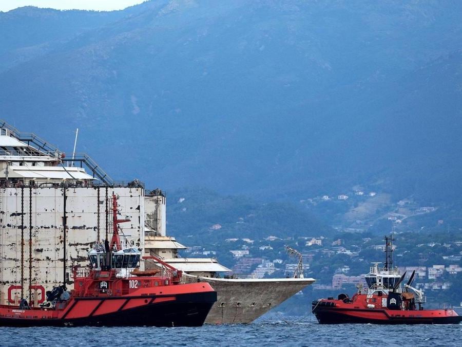 La Costa Concordia lascia l'isola del Giglio (ANSA/ALESSANDRO DI MEO)