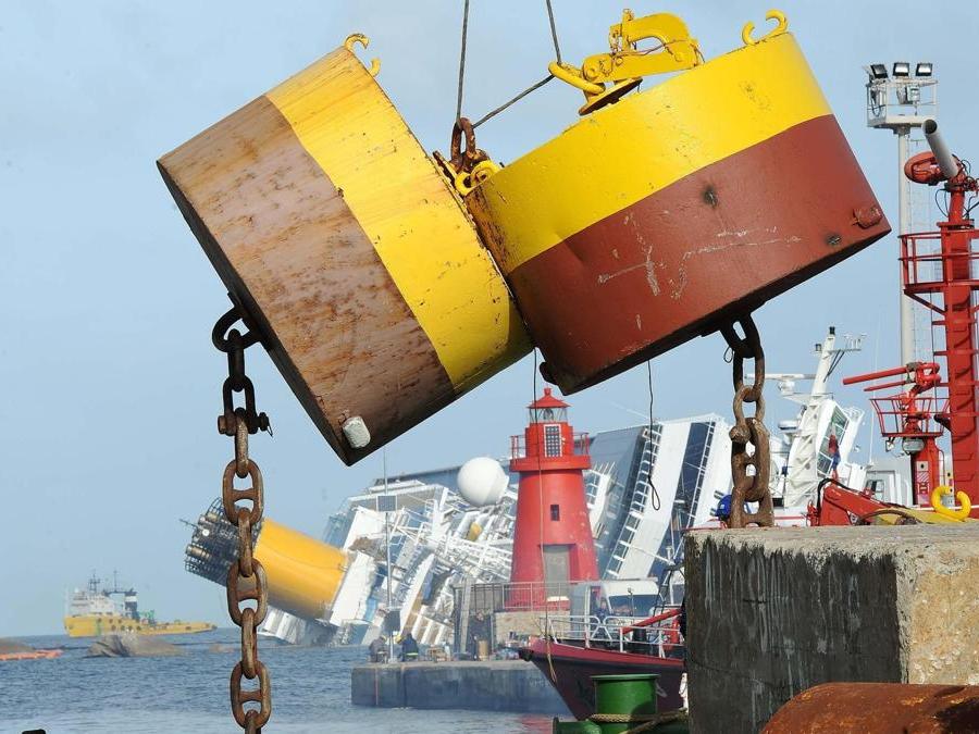 Inizia la fase preparatoria a mare che porterà al bunkeraggio di Costa Concordia. (Ansa/Carlo Ferraro)