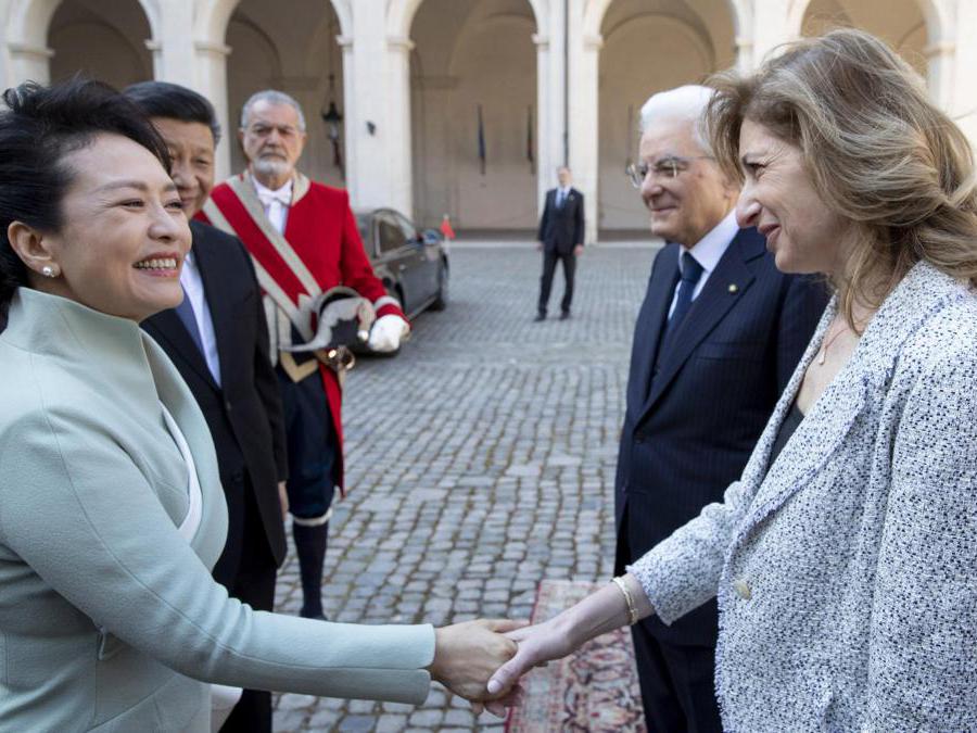 Il presidente cinese Xi Jinping, sua moglie Peng Liyuan, il presidente della Repubblica Sergio Mattarella e sua figlia Laura Mattarella. (Ansa / Ufficio stampa Quirinale)