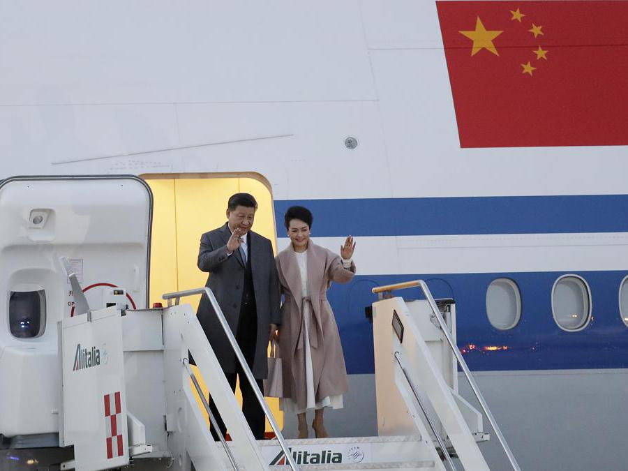 L’arrivo del presidente cinese Xi Jinping e di sua moglie Peng Liyuan all’aeroporto Leonardo Da Vinci di di Fiumicino il 21 marzo 2019. (AP Photo/Andrew Medichini)