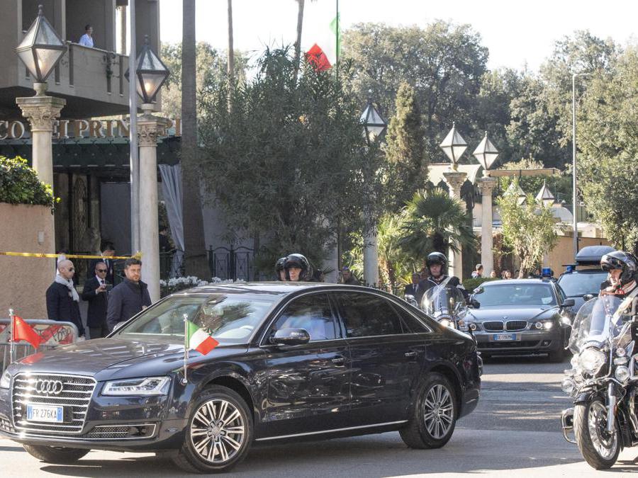 Il presidente cinese Xi Jinping e sua moglie Peng Liyuan lasciano l’hotel Parco dei Principi per recarsi all’incontro con il Presidente della Repubblica, Sergio Mattarella, al Quirinale. (Ansa / Claudio Peri)