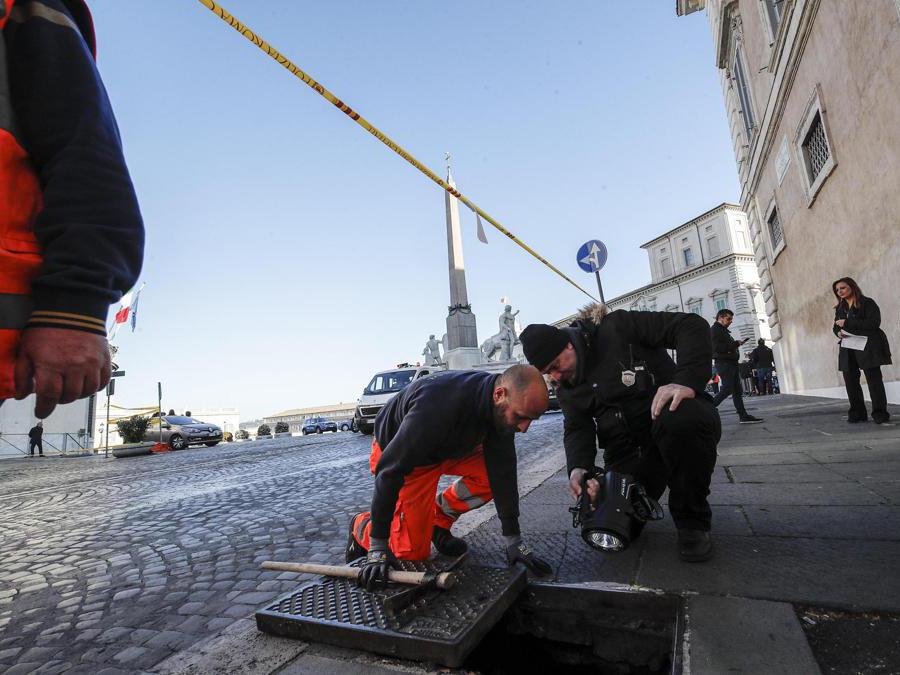 Controlli di sicurezza nei pressi del Quirinale. (Ansa / Giuseppe Lami)