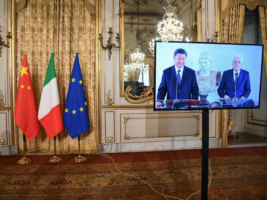 Uno schermo con le immagini in diretta del Presidente cinese Xi Jinping e del Presidente della Repubblica Sergio Mattarella, durante un incontro con i rappresentanti del Business Forum, del Forum Culturale e del Forum sulla cooperazione nei Paesi Terzi al Quirinale, Roma, 22 marzo 2019. (Ansa / Alessandro Di Meo)