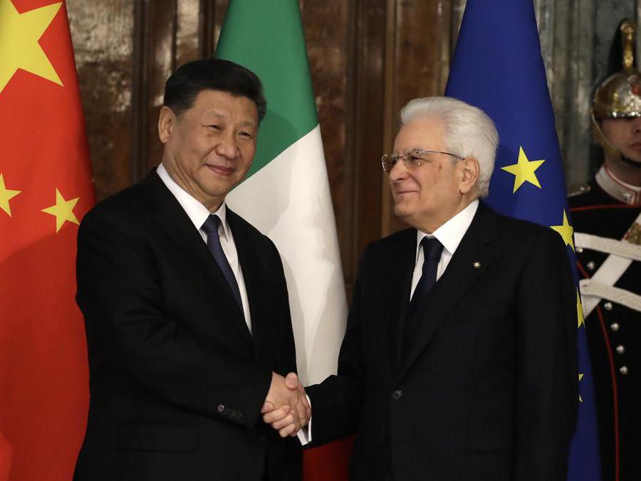 Il presidente cinese Xi Jinping, con il presidente della Repubblica Sergio Mattarella (AP Photo/Alessandra Tarantino, Pool)