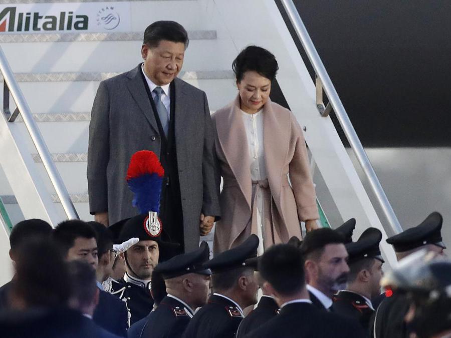 L’arrivo del presidente cinese Xi Jinping e di sua moglie Peng Liyuan all’aeroporto Leonardo Da Vinci di di Fiumicino il 21 marzo 2019. (AP Photo/Andrew Medichini)