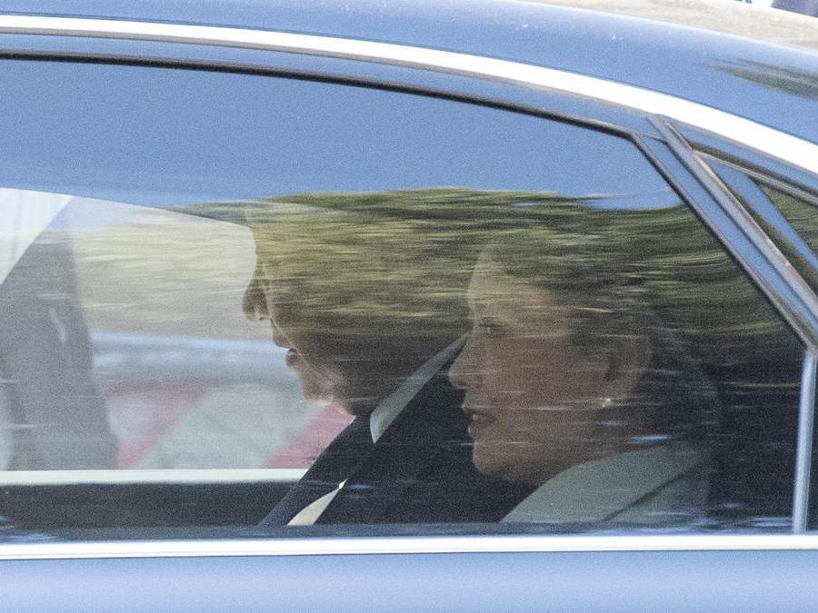 Il presidente cinese Xi Jinping e sua moglie Peng Liyuan lasciano l’hotel Parco dei Principi per recarsi all’incontro con il Presidente della Repubblica, Sergio Mattarella, al Quirinale. (Ansa / Claudio Peri)