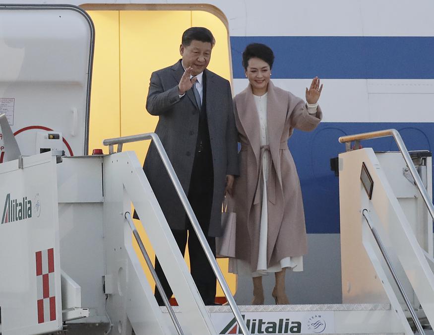 L’arrivo del presidente cinese Xi Jinping e di sua moglie Peng Liyuan all’aeroporto Leonardo Da Vinci di di Fiumicino il 21 marzo 2019. (AP Photo/Andrew Medichini)