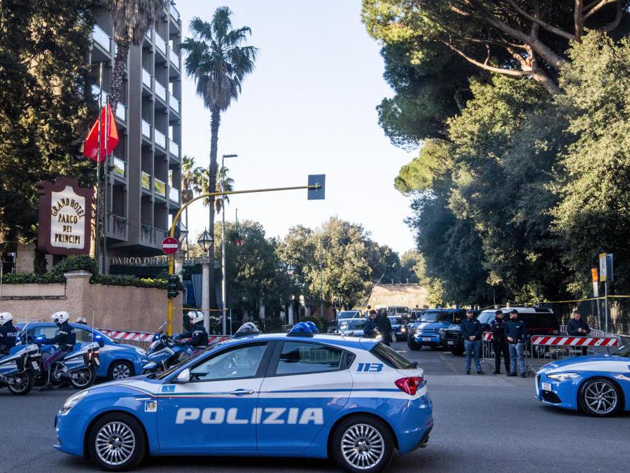 Auto della Polizia italiana fuori dall’hotel Parco dei Principi 22 marzo 2019 (Ansa / Claudio Peri)
