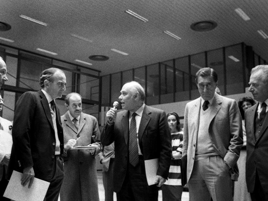 Milano, 1987.  All’apertura della nuova Borsa valori provvisoria, durante la ristrutturazione  di Palazzo Mezzanotte, con Piero Bassetti (Fotogramma)