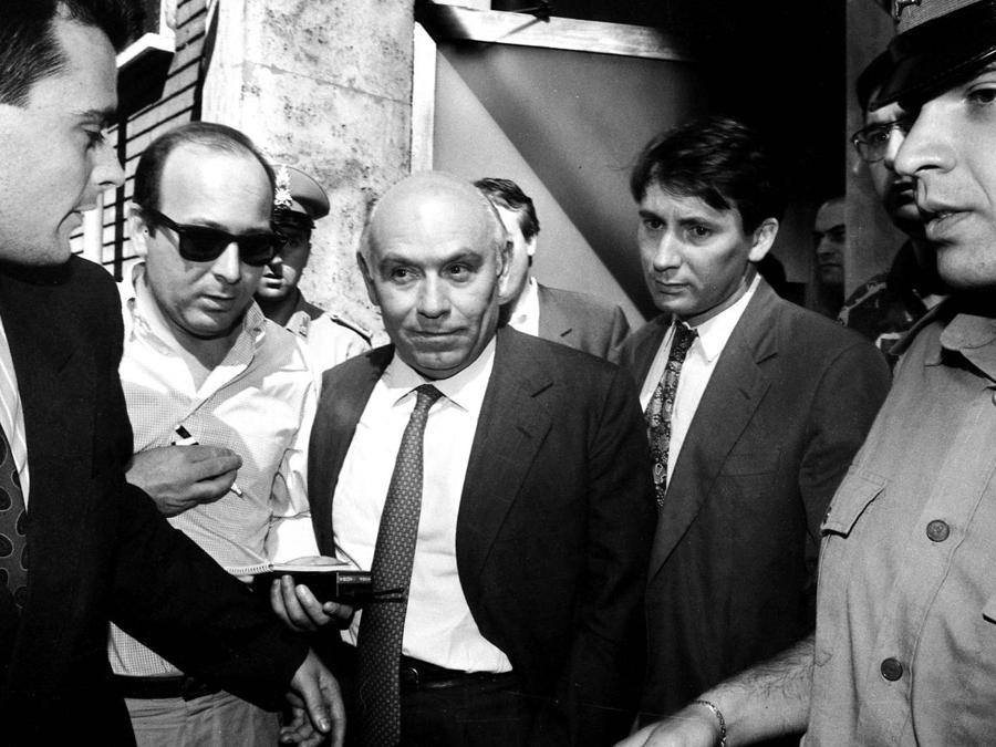 Milano, 1993. Interrogato dalla Guardia di finanza dopo il suo rientro in Italia (Fotogramma)