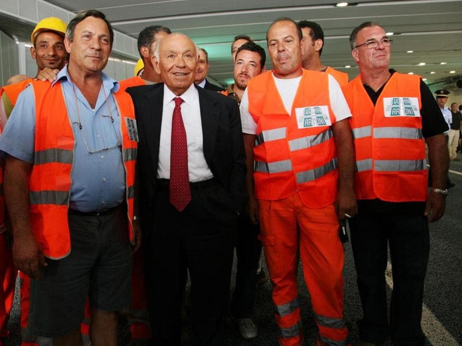 2013. Milano, iInaugurazione tunnel stradale Giardini di Porta Nuova. Nella foto Salvatore Ligresti  con gli operai  (Elisa Locci / Fotogramma)