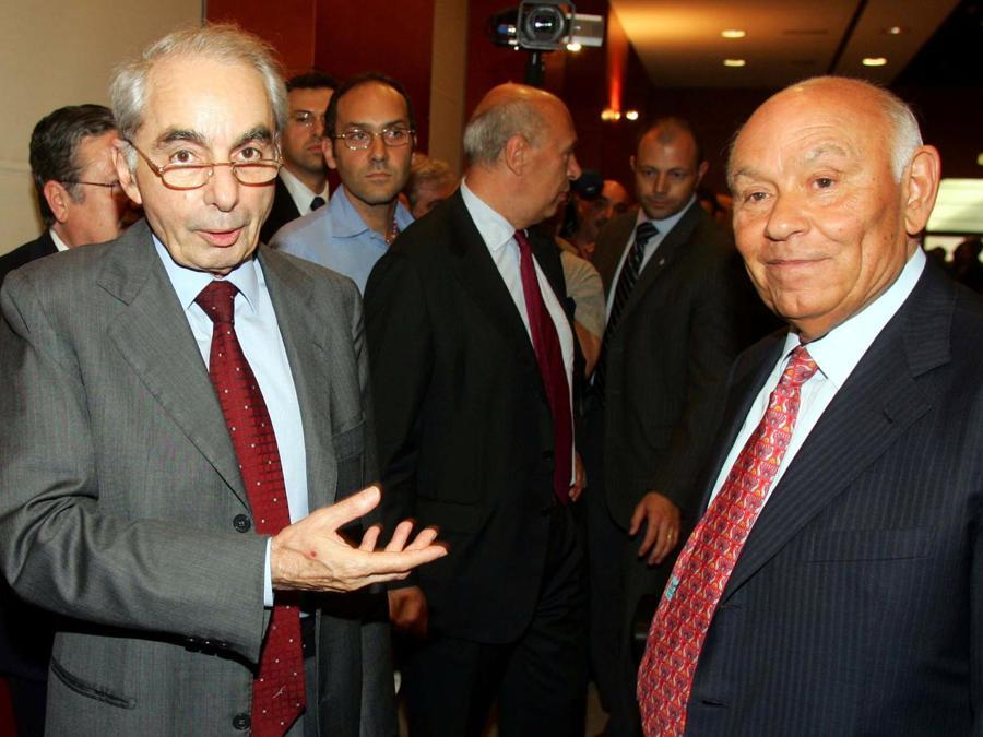 2006. Milano. - Bce:  il ministro dell'Interno, Giuliano Amato  parla con Salvatore Ligresti, presidente Premafin, a margine del colloquio con il presidente della Bce, Jean Claude Trichet, nella sede del quotidiano «Il Corriere della Sera» (Matteo Bazzi/Ansa)