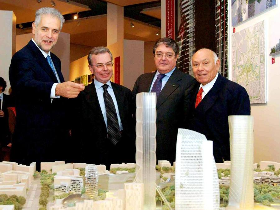 Berlino, 2004. Con il presidente della Regione Lombardia, Roberto Formigoni (a sinistra) l'assessore comunale all'urbanistica Giovanni Verga e Luigi Roth, presidente di Fondazione Fiera di Milano (Ansa)