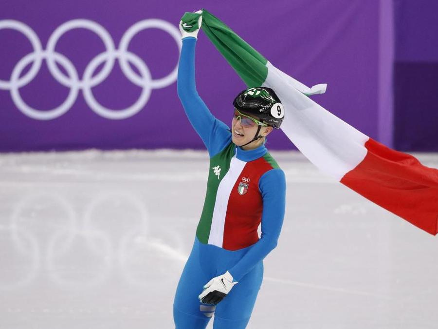 Arianna Fontana. Tricolore sulle spalle e medaglia d'oro nella 500 metri short track. L'azzurra ha condotto i 500 metri sempre in testa, battendo in casa la coreana Minjeong Choi, finita con lei al fotofinish e poi squalificata. (Reuters/John Sibley) 