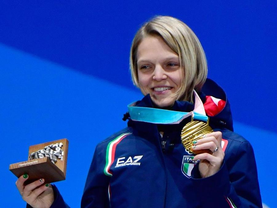 Arianna Fontana. Medaglia d'oro nei 500 metri short track./ AFP PHOTO / Martin BUREAU