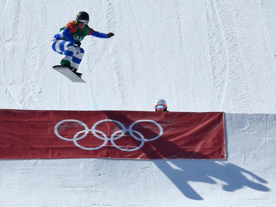 L'atleta 22enne di Alzano Lombardo (Bergamo) Michela Moioli, conquista l'oro olimpico, il primo nella storia dello snowboard italiano nella specialità cross. (Reuters/Dylan Martinez) 