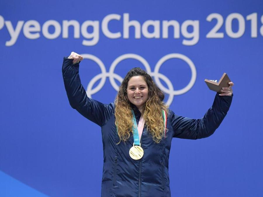 Michela Moioli, medaglia d'oro nello snowboard cross. / AFP PHOTO / Martin BERNETTI