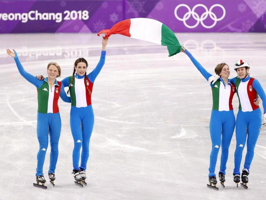 Nella staffetta dei 3.000 metri short track, le azzurre,  da sinistra, Arianna Fontana, Lucia Peretti, Cecilia Maffei e Martina Valcepina, vincono la medaglia d'argento. Il terzo posto finale si è trasformato dopo qualche minuto in argento, grazie alla squalifica della Cina e del Canada. (Reuters/John Sibley)
