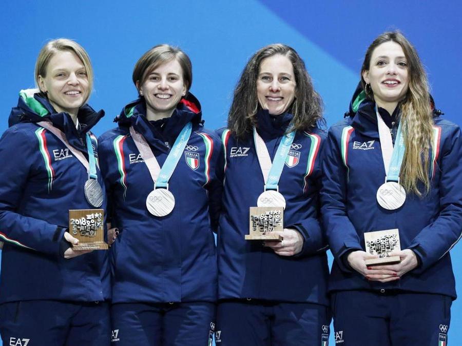 La staffetta femminile azzurra medaglia d'argento nei 3.000 metri short track. Nella foto (Ansa) da sinistra, Arianna Fontana, Lucia Peretti, Cecilia Maffei e Martina Valcepina. EPA/JEON HEON-KYUN