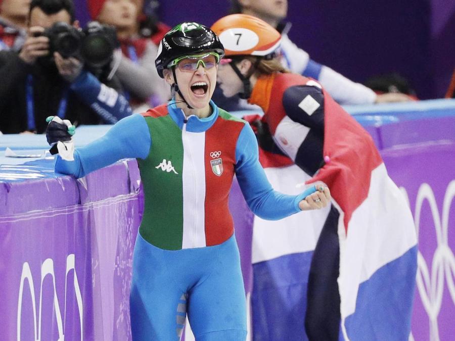 Fantastica tripletta olimpica per la portabandiera azzurra, Arianna Fontana. Dopo l'oro nei 500 e l'argento nella staffetta, conquista la medaglia di bronzo nei 1.000 short track. Ottava medaglia olimpica in carriera. (ANSA/AP Photo/David J. Phillip) 
