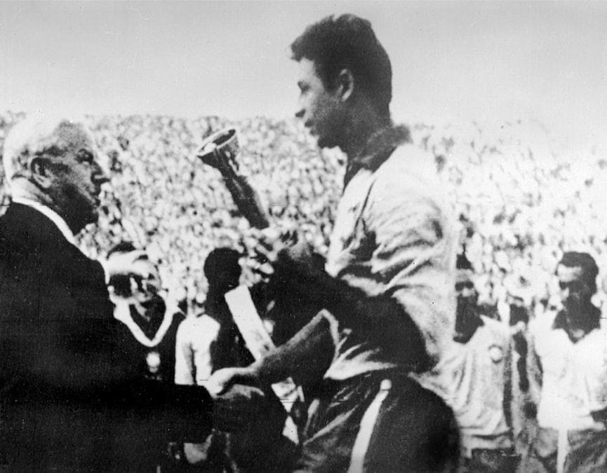<b>1962. BRASILE. Secondo titolo mondiale.</b> Il presidente della Federazione internazionale, Stanley Rous consegna al capitano della nazionale brasiliana, Mauro Ramos, la Coppa Jules Rimet dopo la vittoria del Brasile per 3 -1 sulla Cecoslovacchia. (Afp)