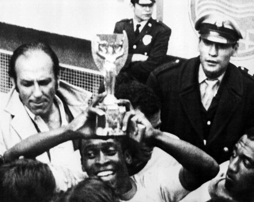 <b>1970. BRASILE. Terzo titolo mondiale.</b> Pelé con il trofeo Jules Rimet Cup dopo la vittoria del Brasile per 4-1 nella finale contro l'Italia. (Afp)