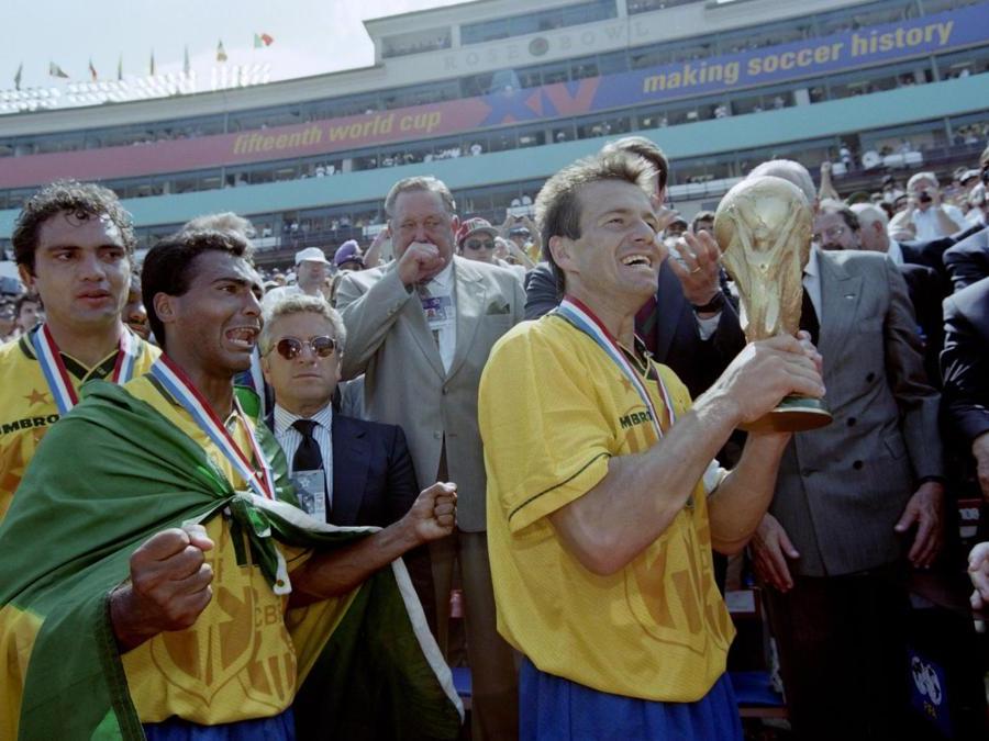 <b>1994. BRASILE. Quarto titolo mondiale.</b> Il capitano della nazionale brasiliana, Dunga con la coppa del mondo Fifa dopo la vittoria, ai rigori, del Brasile per 3-2 contro l'Italia. (Afp)