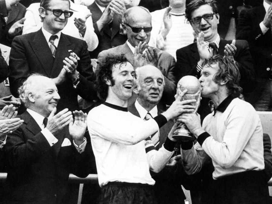 <b>1974. GERMANIA OVEST. Secondo titolo mondiale.</b> Il capitano della nazionale tedesca, Franz Beckenbauer e il portiere Sepp Maier con il trofeo della coppa del mondo al termine della finale vinta per 2-1 contro l'Olanda. (Afp)