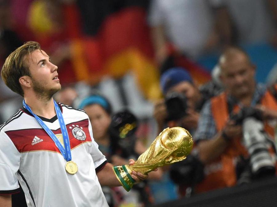 <b>2014. GERMANIA. Quarto titolo mondiale.</b> Nella foto, Mario Gotze, autore della rete, realizzata a pochi minuti dalla fine dei tempi supplementari contro l'Argentina con il trofeo della coppa del mondo. (Afp)