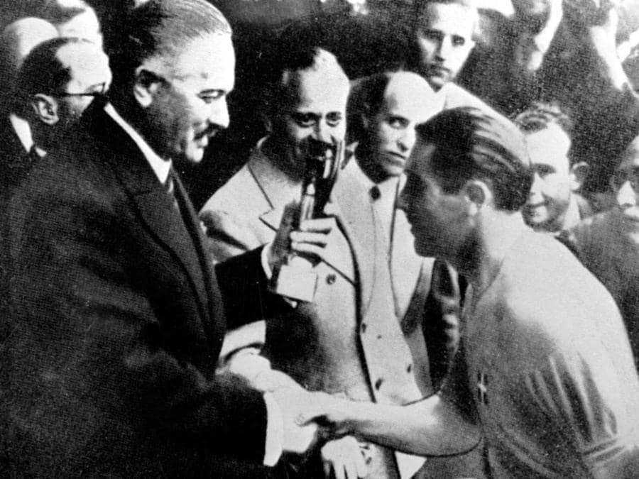 <b>1938. ITALIA. Secondo titolo mondiale.</b> Il capitano della nazionale italiana, Giuseppe Meazza, riceve la coppa Rimet al termine della finale vinta per 4-2 contro l'Ungheria. (Ap)