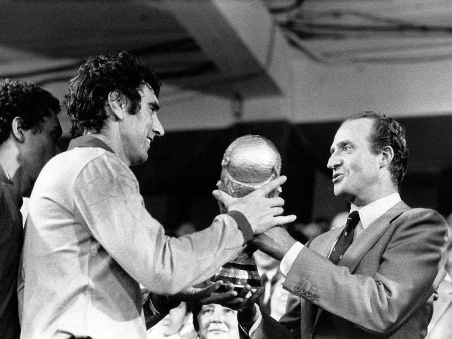 1<b>982. ITALIA. Terzo titolo mondiale.</b> Il capitano della nazionale italiana, Dino Zoff, riceve la Coppa del mondo dal re spagnolo Juan Carlos, alla fine della finale vinta per 3-1 contro la Germania Ovest. (Ap)