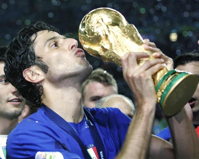 <b>2006. ITALIA. Quarto titolo mondiale.</b> Fabio Grosso, autore del rigore decisivo, con la coppa del mondo al termine della finale vinta per 5-3 contro la Francia. (Ap)