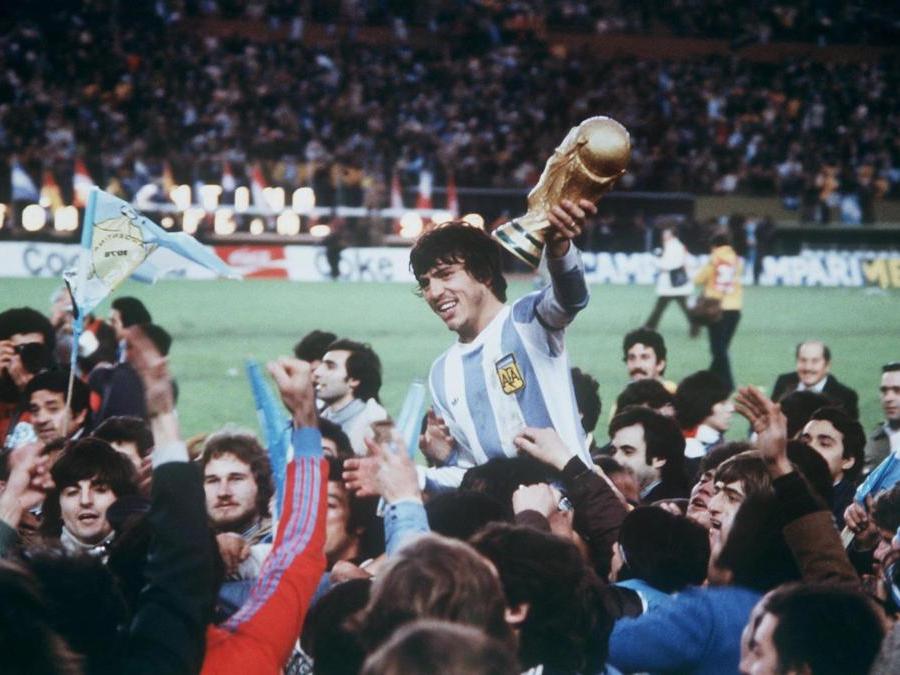 <b>1978. ARGENTINA. Primo titolo mondiale.</b> Il capitano della nazionale argentina, Daniel Passarella con il trofeo della coppa del mondo, al termine della finale vinta per 3-1 contro l'Olanda. (Afp).