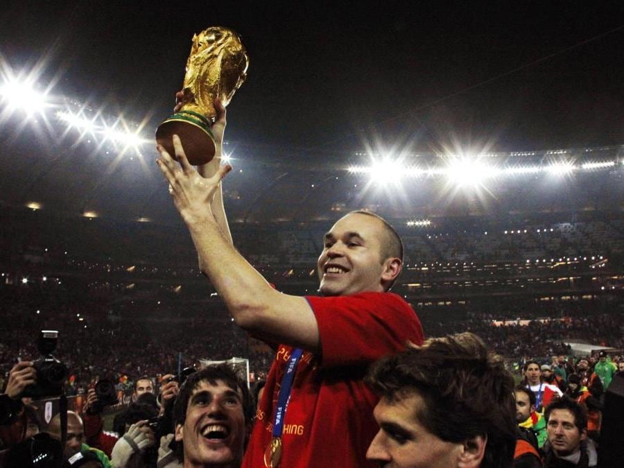 <b>2010. SPAGNA. Primo titolo mondiale.</b> Andres Iniesta, autore della rete decisiva realizzata alla fine dei tempi supplementari, nella finale contro l'Olanda con il trofeo della coppa del mondo. (Ap) 