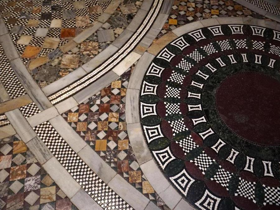 L'acqua della laguna ha allagato anche il corpo principale della Basilica di San Marco a Venezia bagnando qualche decina di metri quadri del millenario pavimento a mosaico in marmo di fronte all'altare della Madonna Nicopeia e inondando completamente il Battistero e la Cappella Zen. L'acqua ha raggiunto i 90 centimetri sopra il pavimento mosaicato del Nartece, bagnando i monumentali portoni in bronzo bizantini, le colonne, i marmi (ANSA/ANDREA MEROLA)