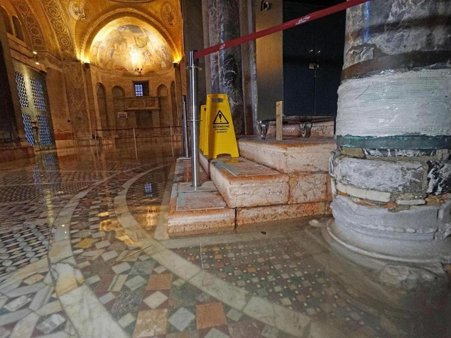 L'acqua della laguna ha allagato anche il corpo principale della Basilica di San Marco a Venezia bagnando qualche decina di metri quadri del millenario pavimento a mosaico in marmo di fronte all'altare della Madonna Nicopeia (ANSA/ANDREA MEROLA)