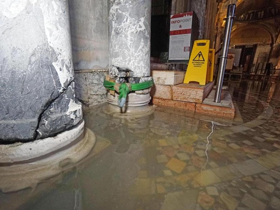'acqua della laguna ha allagato anche il corpo principale della Basilica di San Marco a Venezia bagnando qualche decina di metri quadri del millenario pavimento a mosaico in marmo di fronte all'altare della Madonna Nicopeia (ANSA/ANDREA MEROLA)