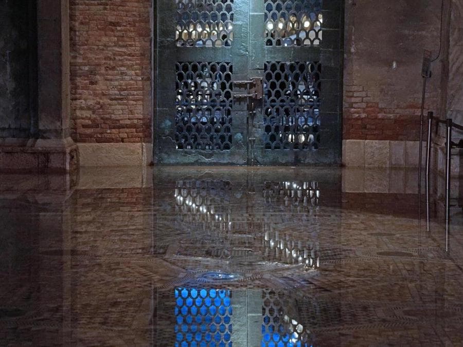 L'acqua della laguna ha allagato anche il corpo principale della Basilica di San Marco a Venezia bagnando qualche decina di metri quadri del millenario pavimento a mosaico in marmo di fronte all'altare della Madonna Nicopeia (ANSA/ANDREA MEROLA)