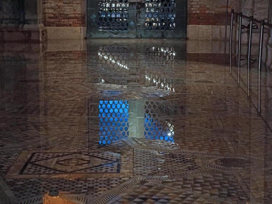 'acqua della laguna ha allagato anche il corpo principale della Basilica di San Marco a Venezia bagnando qualche decina di metri quadri del millenario pavimento a mosaico in marmo di fronte all'altare della Madonna Nicopeia (ANSA/ANDREA MEROLA)