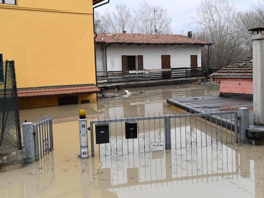 Allagamenti causati dalla Piena del Reno a Bologna nella zona di Borgo Panigale. (Fotogramma)