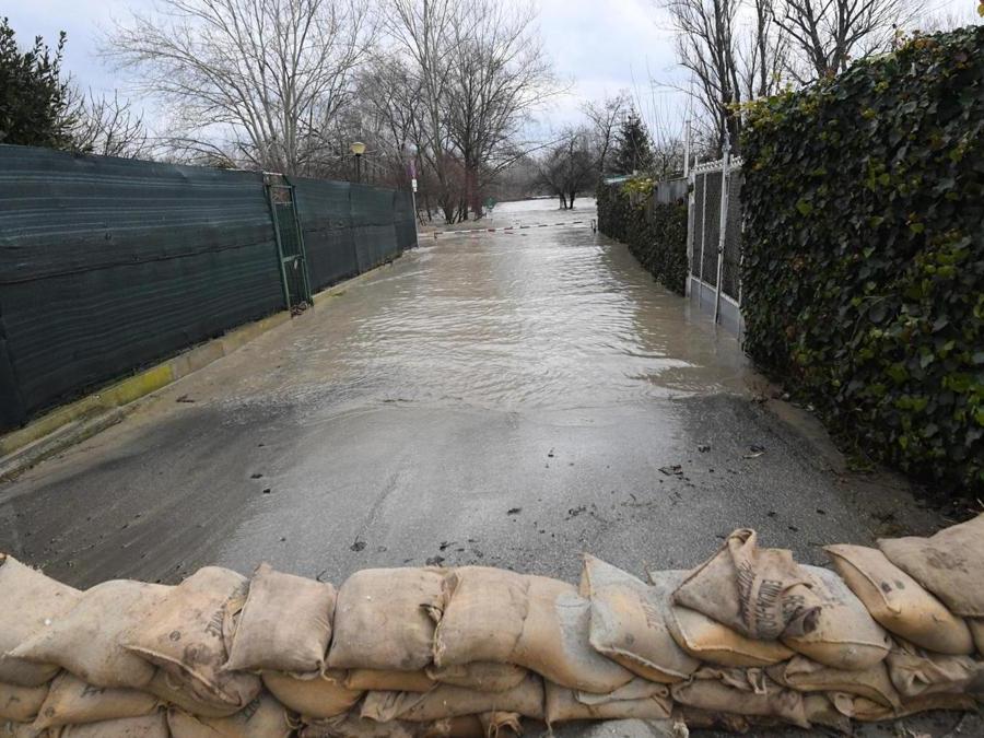 Allagamenti causati dalla Piena del Reno a Bologna nella zona di Borgo Panigale. (Fotogramma)