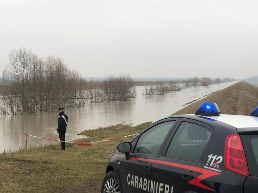 I carabinieri durante il loro intervento in seguito all'esondazione del fiume Reno. (ANSA)