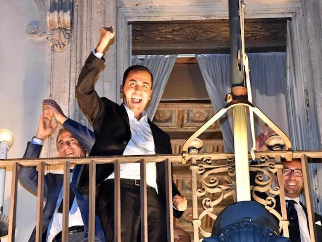 Manovra, Di Maio festeggia dal balcone di Palazzo Chigi