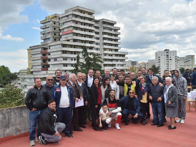 Ruspe in azione per demolire le Vele di Scampia 