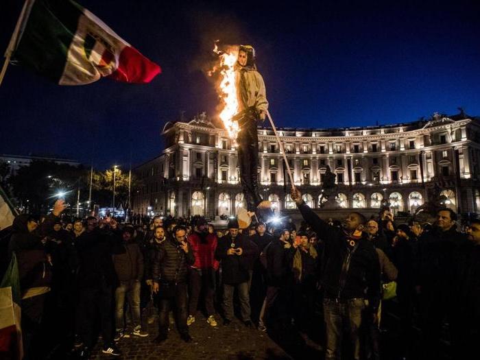 Ncc in piazza a Roma bruciano manichino di Di Maio impiccato