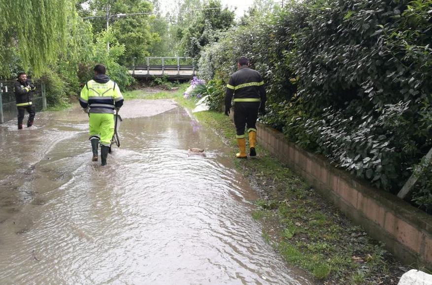 I vigili del fuoco impegnati contro la piena in transito considerata rilevante a Campogalliano (Ansa)