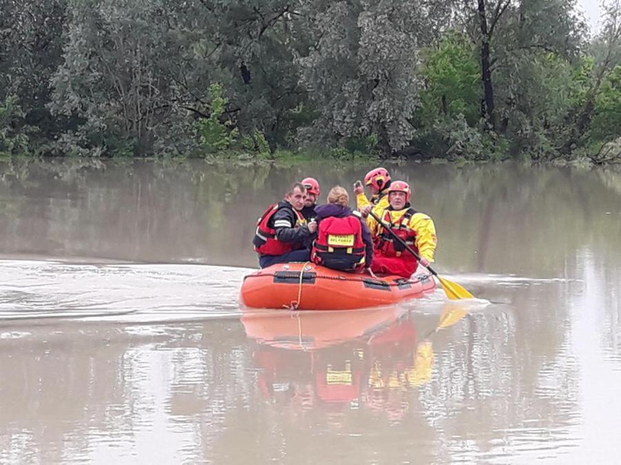 Il recupero di una famiglia da parte dei vigili del fuoco a Fossalta-Saliceto (Ansa)